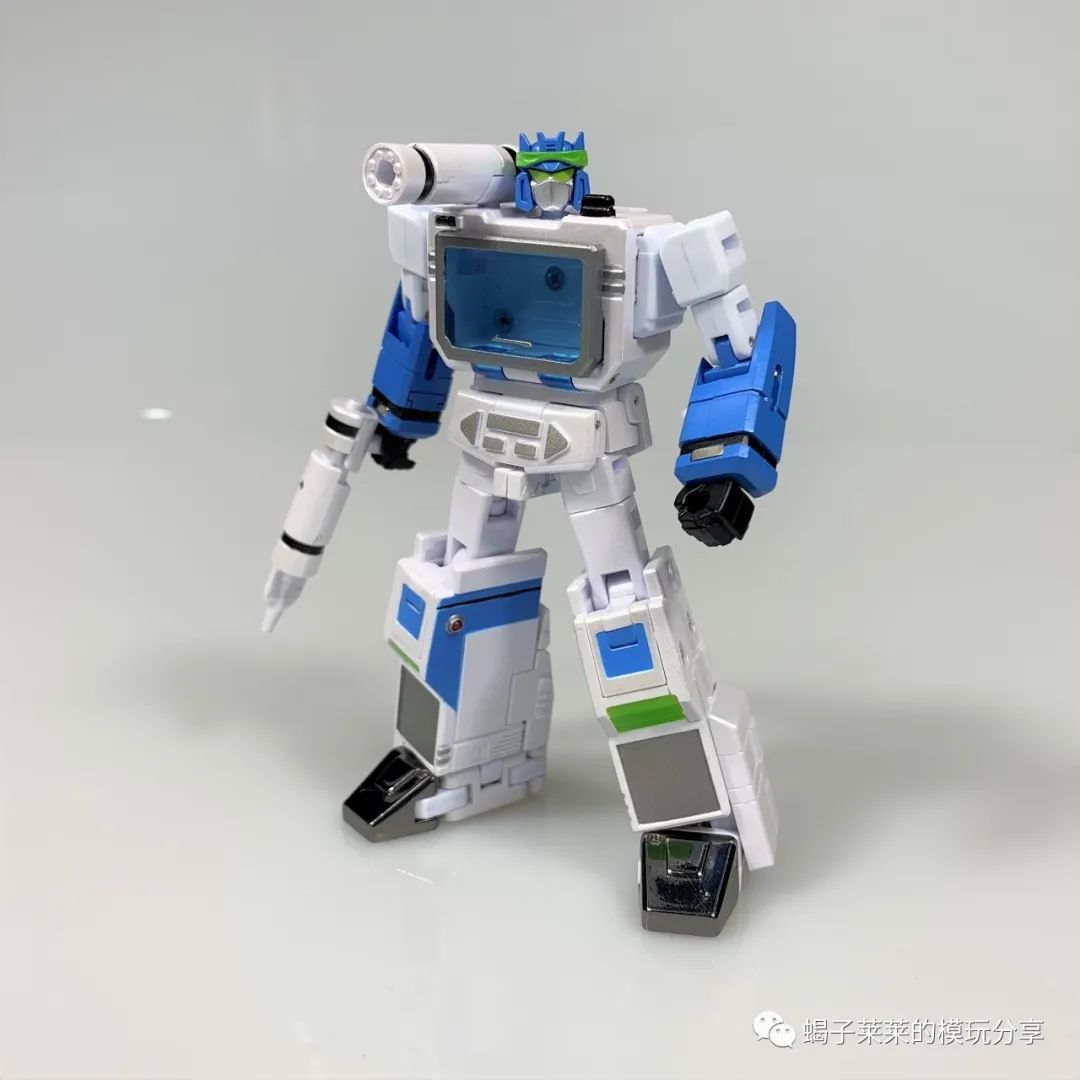 NewAge H21 Karate Kid (Shattered Glass Soundwave) In-Hand Images
